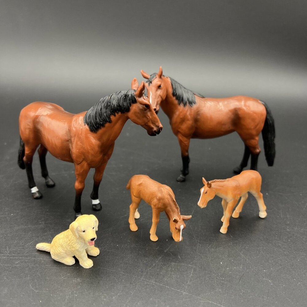 Terra By Battat Set of 4 Quarter Horse Family Mini Figures & Golden Retreiver